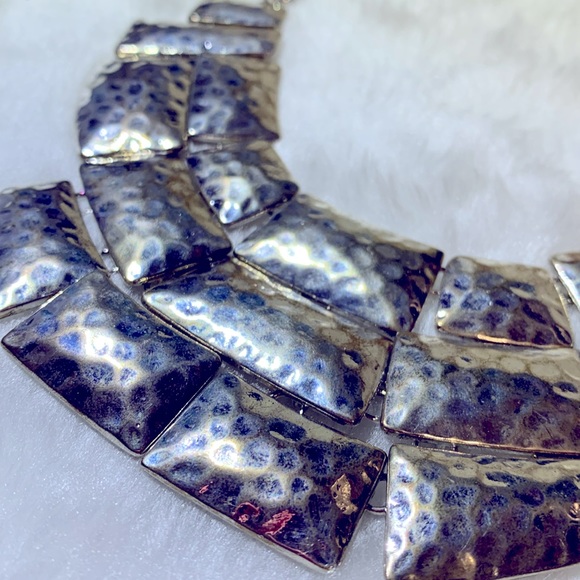 💠 Modernist Hammered Metal Necklace - Picture 3 of 6